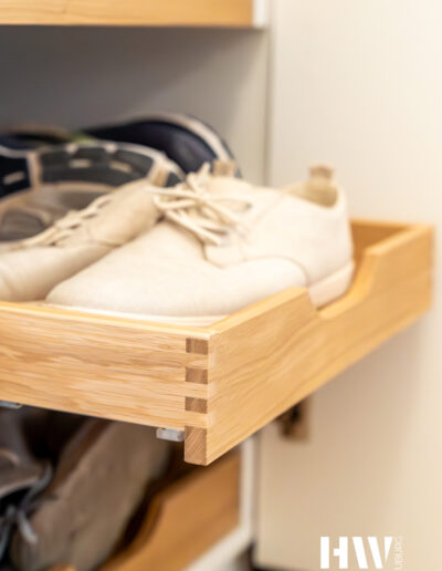 Holzwerk Neuburg | Schreinerei Neuburg – Garderobe mit Tablarauszug